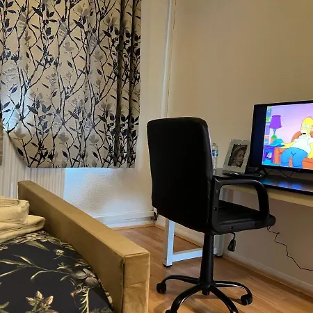 Park View Serviced Apartment - Next To Northolt Tube Station - Near Central London & Wembley